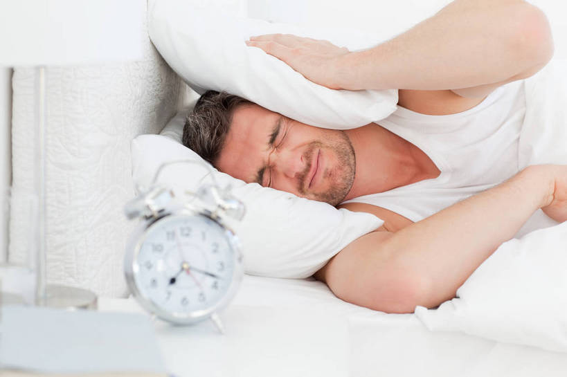 西方人,一个人,躺,横图,室内,白天,正面,柜子,闹钟,欧洲,欧洲人,仅一个男性,仅一个人,仅一个中年男性,阴影,服装,时间,反射,背心,时钟,影子,墙,计时,墙壁,墙面,衣服,白色,床头柜,钟表,表,遮,遮掩,服饰,烦躁,烦恼,掩盖,遮挡,衣着,储存,穿着,遮盖,掩饰,衣饰,储备,蕴藏,贮备,卧着,男人,男性,中年男性,白种人,钟,躺着,卧,半身,彩图,贮存