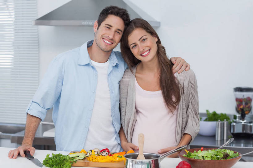 西方人,孕妇,两个人,站,笑,微笑,露齿笑,横图,室内,白天,正面,爱情,烹饪,西餐,厨房,桌面,桌子,黄瓜,芹菜,蔬菜,厨具,金属制品,欧洲,欧洲人,服装,新鲜,金属,炖锅,锅子,菌菇,蘑菇,生菜,莴苣,调料,酱料,酱汁,蔬菜沙拉,佐料,沙拉,料理,食品,调味品,浪漫,调味料,菌类,注视,休闲装,色拉,锅,酱,沙拉酱,沙律,菜肴,美食,食物,衣服,白色,观察,看,站着,休闲,温暖,温馨,怀孕,休闲服,食用菌,恩爱,西式,搭,恋人,服饰,佳肴,有机食品,绿色食品,荷兰芹,欧芹,香芹,锅具,观看,色拉酱,和睦,察看,待产,真菌,搭着,关注,白蘑菇,洋蘑菇,烹饪用具,法香,巴西利,洋香菜,洋芫荽,法国香菜,春菜,鹅仔菜,莴仔菜,千金菜,旱芹菜,番荽,叶用莴苣,草腐菌,二孢蘑菇,双孢蘑菇,妊娠,准妈妈,男人,男性,年轻男性,年轻女性,女人,女性,白种人,情侣,产妇,烹调用具,青瓜,胡瓜,烹调,站立,半身,彩图,灶间,厨房料理台,伴侣,融洽,料理台