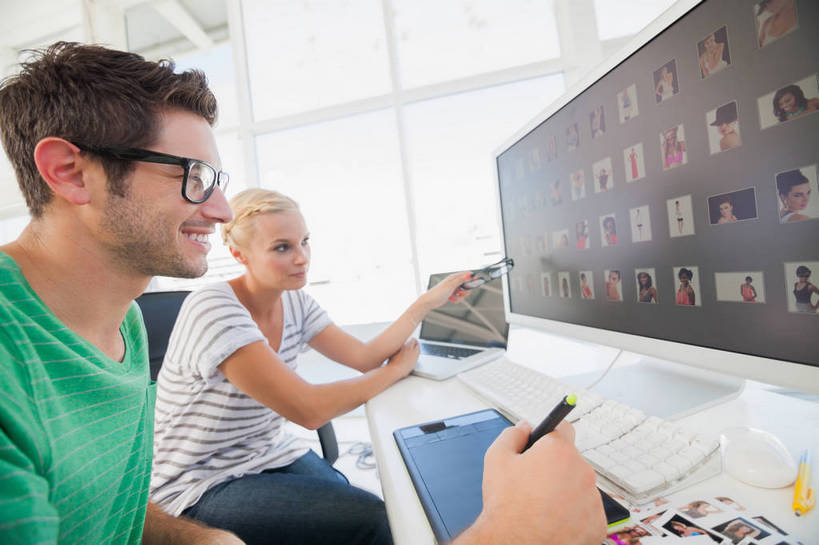 西方人,两个人,同事,设计师,办公室,坐,笑,微笑,露齿笑,横图,室内,白天,侧面,成功,合作,团队,集体,信心,电脑,显示器,鼠标,键盘,窗户,家具,桌子,欧洲,欧洲人,一副,握,阴影,服装,裤子,反射,网络,笔,眼镜,影子,办公桌,办公用品,注视,牛仔裤,休闲装,输入设备,通讯设备,队伍,水笔,玻璃窗,文具,衣服,学习用品,观察,看,休闲,休闲服,台式电脑,握着,服饰,观看,文具用品,察看,领导,成就,关注,通信设备,手写板,合伙,领袖,近视眼镜,输出设备,办公家具,男人,男性,年轻男性,年轻女性,女人,女性,白种人,美术设计员,设计,设计家,设计者,坐着,半身,彩图,手写仪