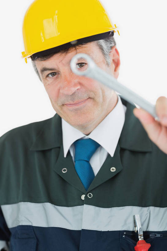 西方人,一个人,技术人员,站,笑,微笑,竖图,室内,白天,白色背景,正面,工作服,衬衫,制服,帽子,欧洲,欧洲人,仅一个男性,仅一个人,仅一个中年男性,连接,握,组合,工具,头盔,领带,拿,拿着,注视,工人,安全帽,观察,看,站着,握着,摄影,影棚,观看,扳手,链接,五金,察看,紧固,关注,拼接,拼凑,拼合,凑集,聚合,撮合,链结,牢固,扳头,工作制服,活动扳手,男人,男性,中年男性,白种人,员工,技术员,站立,半身,彩图,影棚拍摄,衬衣,工作套服,拍摄,匠人,劳动者,体力工,技工