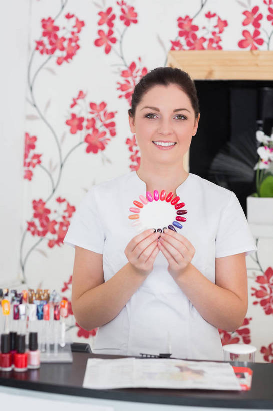 西方人,指甲,一个人,美容师,商店,站,笑,微笑,露齿笑,竖图,室内,白天,正面,壁纸,欧洲,欧洲人,仅一个年轻女性,仅一个女性,仅一个人,握,服装,装饰,罐子,墙,拿,指甲油,拿着,注视,休闲装,商铺,墙壁,墙面,玻璃制品,衣服,玻璃瓶,化妆刷,瓶子,刷子,观察,看,站着,休闲,休闲服,握着,服饰,观看,美甲师,美甲店,华丽,修饰,点缀,察看,美容工具,指甲刷,关注,化妆工具,假指甲,衬托,美观,雅致,雅观,市肆,商号,年轻女性,女人,女性,白种人,手指甲,墙纸,站立,半身,彩图,店铺,指甲店