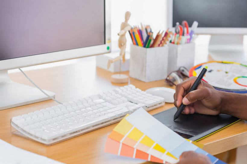 西方人,手,一个人,设计师,办公室,横图,室内,特写,白天,正面,电脑,显示器,鼠标,键盘,家具,桌子,笔筒,欧洲,欧洲人,双手,仅一个男性,仅一个人,握,朦胧,模糊,网络,笔,办公桌,办公用品,系统,拿,拿着,输入设备,通讯设备,水笔,文具,仅一个年轻男性,容器,学习用品,手部,器皿,台式电脑,比较,色彩,颜色,握着,对比,储藏,色阶卡,色卡,颜色卡,文具用品,色板,绘图,书写,储存,通信设备,选择,标准,输出设备,比色卡,办公家具,色标卡,插笔器具,文房用具,绘画板,绘图板,手绘板,数位板,男人,男性,年轻男性,白种人,美术设计员,设计,设计家,设计者,半身,彩图,贮存