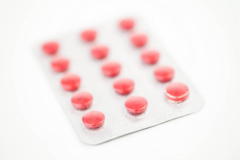 无人,横图,室内,特写,白天,白色背景,正面,安全,静物,一排,许多,阴影,朦胧,模糊,整齐,并列,并排,反射,药剂,影子,塑料,防护,很多,盒子,排列,一个,红色,包装盒,容器,塑料制品,药品,治疗,摄影,影棚,单个,储藏,保护,药物,医疗,抗生素,储存,队列,保险,预防,平行,抗菌素,平安,彩图,影棚拍摄,拍摄,吸塑包装盒,贮存