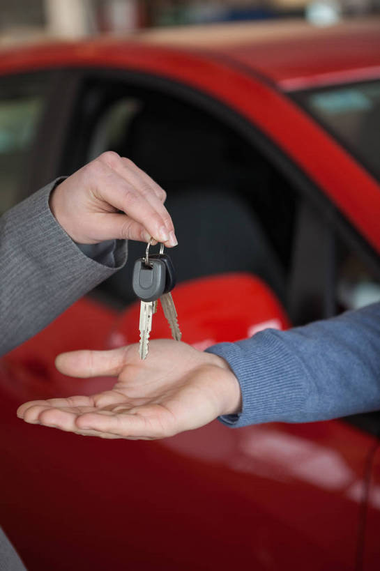 西方人,手,两个人,商务人士,商务男性,商店,竖图,室内,特写,白天,正面,衬衫,安全,欧洲,欧洲人,双手,一把,握,阴影,套装,朦胧,模糊,反射,影子,防护,钥匙,商铺,顾客,手部,握着,保护,开启,专卖店,封闭,保险,商务装,私密,车钥匙,汽车专卖店,工薪阶层,4S店,保全,周全,安稳,安定,防盗,市肆,商号,主顾,汽车钥匙,平安,白种人,白领,上班族,半身,彩图,衬衣,店铺