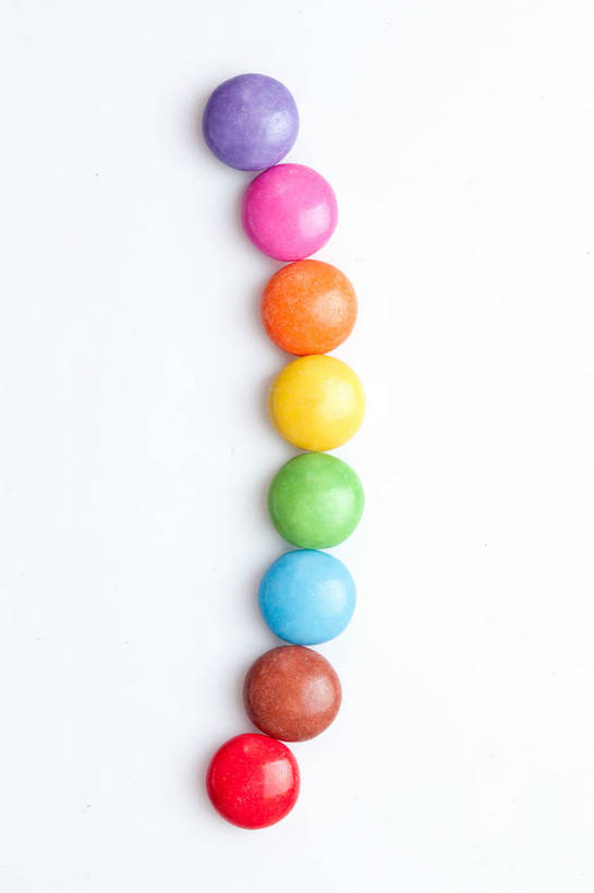 无人,竖图,俯视,彩色,室内,特写,白天,白色背景,一排,整齐,食品,糖,糖果,甜点,甜品,食物,排列,甜食,巧克力,摄影,影棚,队列,巧克力糖,彩图,高角度拍摄,影棚拍摄,拍摄