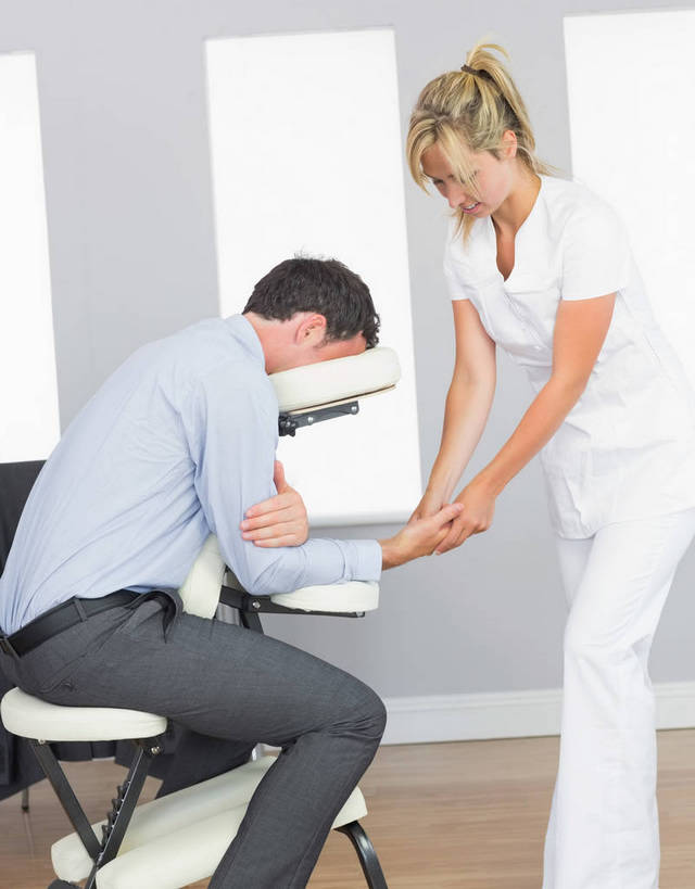 西方人,两个人,商务人士,按摩师,商务男性,站,坐,竖图,室内,白天,侧面,工作服,衬衫,制服,按摩,椅子,欧洲,欧洲人,套装,领带,注视,座椅,低头,观察,看,站着,享受,健康,保健,观看,察看,象征,庄重,关注,商务装,身份,按摩椅,工薪阶层,指压,正式,地位,垂头,工作制服,男人,男性,年轻女性,女人,女性,中年男性,白种人,白领,上班族,技师,站立,坐着,半身,彩图,衬衣,工作套服,推拿,保健人员