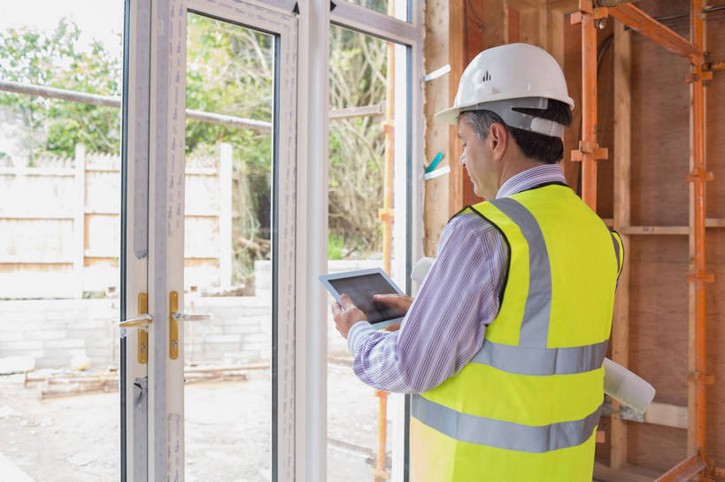 西方人,一个人,工程师,建筑师,站,横图,室内,白天,侧面,工作服,制服,电脑,笔记本电脑,窗户,帽子,欧洲,欧洲人,仅一个男性,仅一个人,仅一个中年男性,敲打,握,网络,头盔,支架,拿,拿着,输入,通讯设备,玻璃窗,架子,脚手架,施工,安全帽,打字,站着,握着,点击,支撑,一台,敲击,固定,无线,通信设备,无线网络,无线上网,便携式电脑,平板电脑,一顶,工作制服,管理,建筑工程师,按键,手提电脑,男人,男性,中年男性,白种人,设计,站立,半身,彩图,工作套服,安全服,反光背心,反光服,反光衣,画则师,图则师,则师,评估,人员,稳固