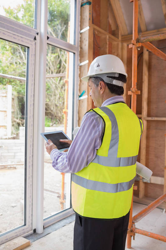 西方人,一个人,商务人士,工程师,建筑师,商务男性,栏杆,站,竖图,室内,白天,侧面,工作服,衬衫,制服,电脑,笔记本电脑,窗户,落地窗,帽子,欧洲,欧洲人,仅一个男性,仅一个人,仅一个中年男性,握,阴影,套装,反射,网络,头盔,影子,围栏,通讯设备,护栏,玻璃窗,安全帽,建筑工地,站着,握着,一台,无线,通信设备,商务装,无线网络,无线上网,便携式电脑,工薪阶层,平板电脑,一顶,地盘,建筑地盘,施工地盘,工作制服,管理,建筑工程师,手提电脑,男人,男性,中年男性,白种人,白领,上班族,设计,站立,半身,彩图,衬衣,工作套服,工地,安全服,反光背心,反光服,反光衣,画则师,图则师,则师,评估,人员