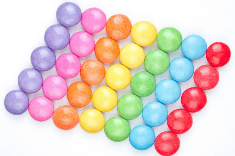 无人,横图,俯视,彩色,室内,特写,白天,白色背景,许多,阴影,反射,影子,食品,糖,糖果,甜点,甜品,巧克力豆,很多,食物,排列,甜食,巧克力,摄影,影棚,朱古力,五颜六色,色彩斑斓,五彩缤纷,五彩斑斓,摆列,五光十色,彩图,高角度拍摄,影棚拍摄,拍摄,布列,分列