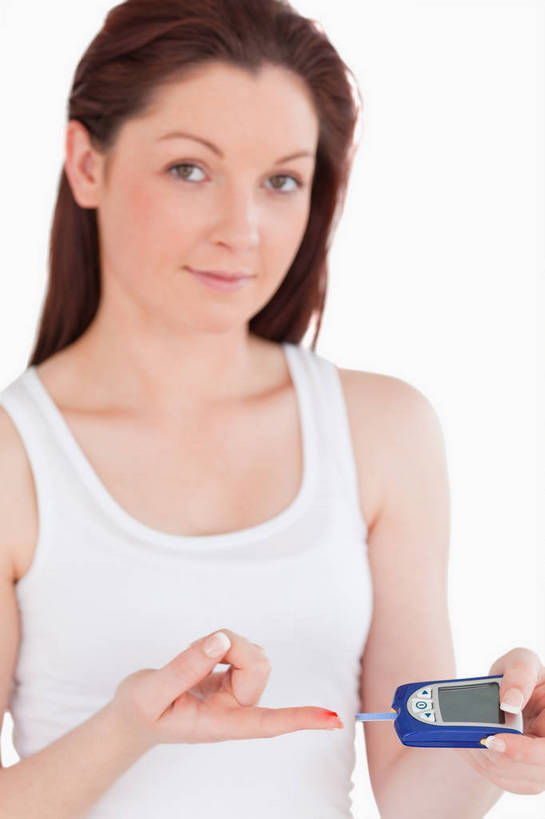 西方人,一个人,站,笑,微笑,竖图,室内,白天,白色背景,正面,欧洲,欧洲人,仅一个年轻女性,仅一个女性,仅一个人,握,服装,背心,拿,拿着,注视,衣服,白色,观察,看,站着,握着,摄影,服饰,影棚,观看,察看,衣着,穿着,关注,医疗器械,医疗工具,衣饰,年轻女性,女人,女性,白种人,站立,半身,彩图,影棚拍摄,拍摄,血糖检测仪,血糖仪