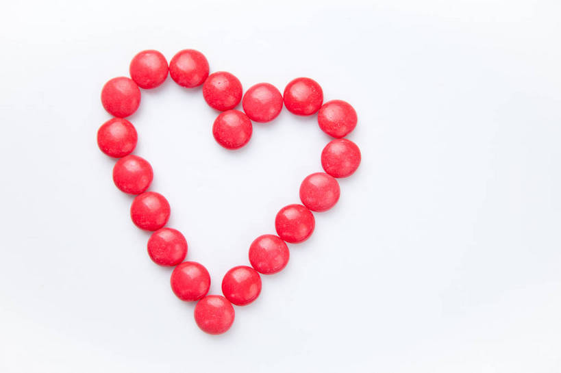 无人,横图,俯视,室内,特写,白天,白色背景,爱情,许多,阴影,爱心,反射,影子,食品,糖,糖果,甜点,甜品,巧克力豆,很多,浪漫,食物,红色,甜食,巧克力,温暖,温馨,心形,恩爱,摄影,影棚,朱古力,和睦,心型,彩图,高角度拍摄,影棚拍摄,拍摄,融洽