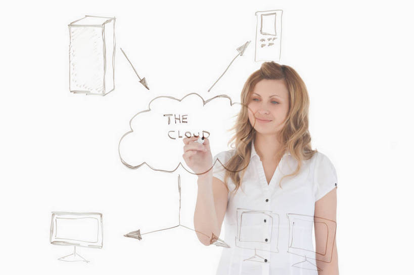 西方人,一个人,教师,站,笑,微笑,室内,白天,白色背景,正面,欧洲,欧洲人,仅一个年轻女性,仅一个女性,仅一个人,握,服装,英文,笔,标志,图形,文字,字符,字母,云,云朵,办公用品,几何,立方体,正方体,拿,云彩,拿着,注视,休闲装,方向,标识,箭头,文具,衣服,白色,白云,白板,记号笔,学习用品,观察,看,站着,休闲,休闲服,握着,摄影,服饰,影棚,观看,英文字母,马克笔,麦克笔,文具用品,察看,书写,指向,关注,数学,记录板,记事板,簇,教员,年轻女性,女人,女性,白种人,讲师,老师,站立,半身,彩图,影棚拍摄,拍摄,几何图形,立体几何,立体图形,正六面体,先生,大学教师