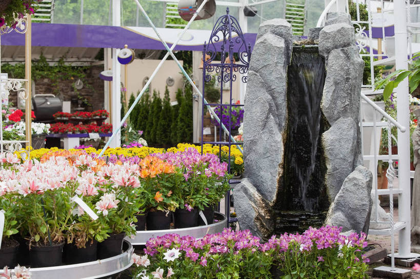 无人,商店,横图,室外,白天,正面,花海,花圃,植物,喷泉,叶子,许多,阴影,盛开,光线,影子,景观,很多,花蕾,文化,商铺,架子,花,花瓣,花朵,花卉,鲜花,绿色,阳光,花丛,花束,花田,花苞,花蕊,品味,支撑,固定,水景,美观,市肆,商号,设计,彩图,店铺,花园中心,园艺中心