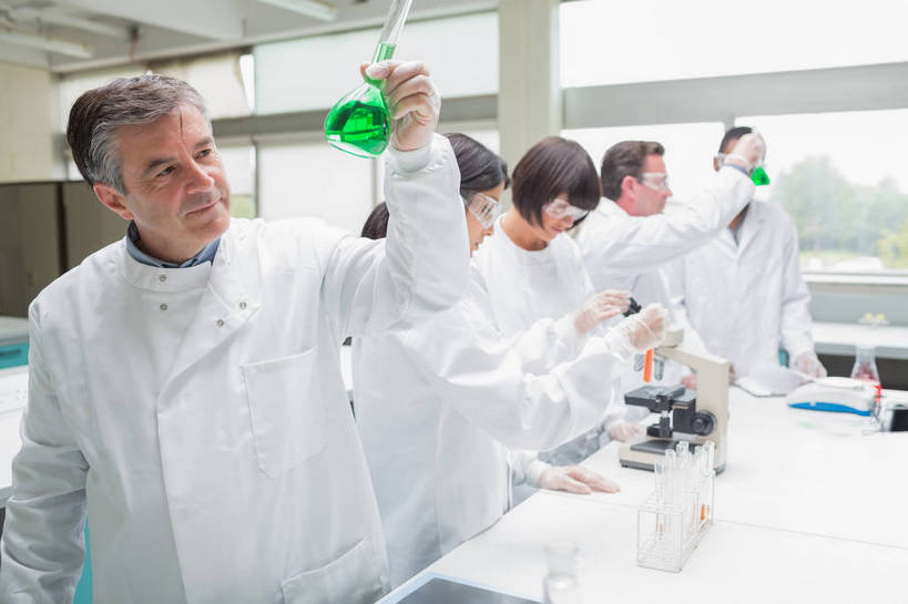 西方人,同事,科学家,站,横图,室内,白天,正面,安全,成功,合作,团队,集体,信心,实验,仪器,窗户,天花板,桌面,桌子,杯子,欧洲,欧洲人,五个人,一排,握,阴影,服装,检查,朦胧,模糊,研究,整齐,透明,反射,分析,科学,化学,测试,试管,试管架,显微镜,眼镜,影子,实验室,研究室,防护,许多人,注视,队伍,玻璃窗,架子,玻璃制品,排列,一个,衣服,绿色,白色,玻璃瓶,瓶子,手套,低头,观察,看,站着,一群人,器皿,清晰,探索,握着,服饰,放大,单个,观看,护目镜,保护,仔细,透镜,察看,衡量,领导,凸透镜,聚焦,衣着,科研人员,白大褂,成就,穿着,队列,关注,保险,研究者,合伙,领袖,工作台,计量,台秤,试验室,实验服,科学研究者,玻璃仪器,试验耗材,实验用品,光学,保全,周全,安稳,安定,清楚,衡器,安全防护眼镜,衣饰,平安,老年男性,男人,男性,年轻男性,年轻女性,女人,女性,白种人,科学工作者,玻璃杯,秤,站立,半身,彩图,实验衣,一次性手套,实验台,实验桌,容量瓶,防护眼镜