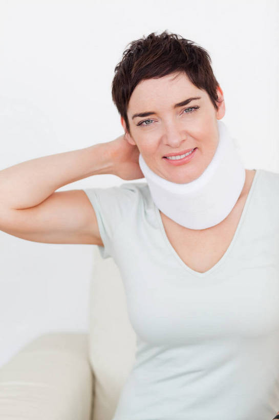 西方人,一个人,客厅,坐,笑,微笑,露齿笑,竖图,室内,白天,正面,沙发,欧洲,欧洲人,仅一个年轻女性,仅一个女性,仅一个人,阴影,服装,反射,医学,影子,墙,注视,休闲装,墙壁,墙面,一个,衣服,白色,医疗用品,观察,看,休闲,休闲服,搭,服饰,单个,观看,察看,医疗,起居室,搭着,关注,医疗器械,布艺沙发,颈托,客堂,年轻女性,女人,女性,白种人,坐着,半身,彩图