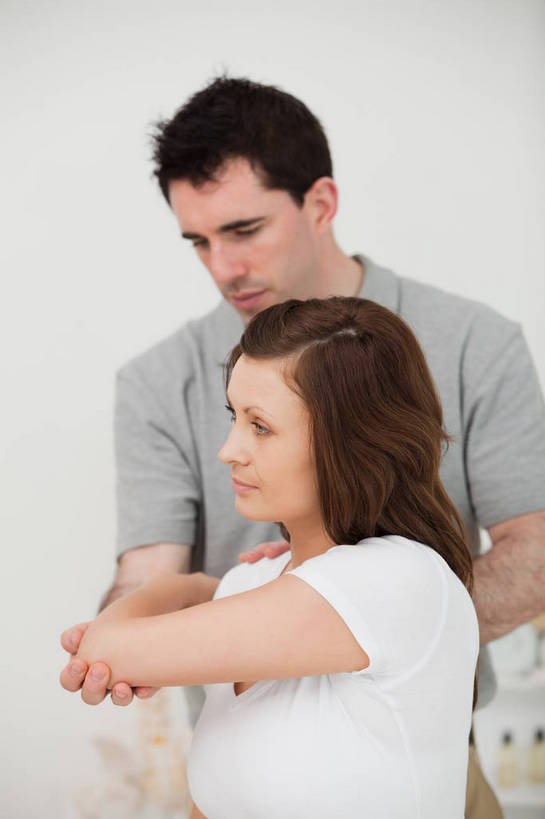 西方人,两个人,按摩师,站,坐,竖图,室内,白天,正面,欧洲,欧洲人,握,阴影,服装,反射,影子,墙,休闲装,墙壁,墙面,衣服,白色,站着,休闲,休闲服,握着,服饰,男人,男性,年轻女性,女人,女性,中年男性,白种人,技师,站立,坐着,半身,彩图,保健人员