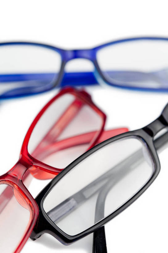 无人,竖图,俯视,室内,特写,白天,白色背景,静物,阴影,朦胧,模糊,反射,眼镜,影子,红色,蓝色,黑色,摄影,影棚,近视眼镜,三副,彩图,高角度拍摄,影棚拍摄,拍摄