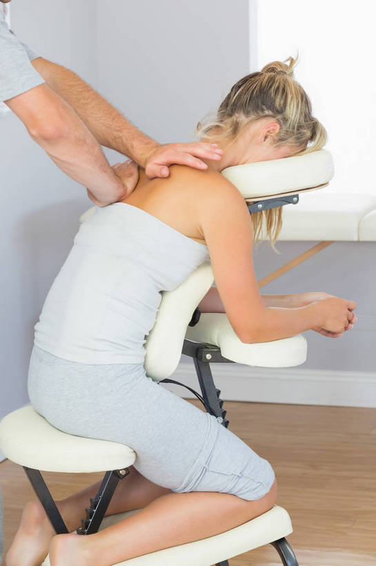 西方人,两个人,病人,按摩师,站,坐,竖图,室内,白天,侧面,按摩,椅子,欧洲,欧洲人,阴影,服装,反射,影子,墙,休闲装,座椅,墙壁,墙面,衣服,站着,享受,休闲,健康,休闲服,保健,服饰,病患,按摩椅,指压,男人,男性,年轻女性,女人,女性,中年男性,白种人,患者,就医者,技师,站立,坐着,半身,彩图,推拿,保健人员