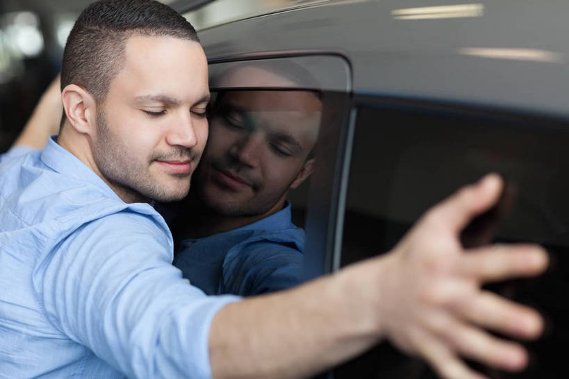 西方人,一个人,商店,站,闭眼,抱,笑,微笑,横图,室内,白天,侧面,衬衫,汽车,欧洲,欧洲人,仅一个男性,仅一个人,阴影,服装,反射,影子,扭头,商铺,车,仅一个年轻男性,衣服,蓝色,交通工具,轿车,站着,转头,服饰,抱着,搂着,衣着,专卖店,穿着,载具,汽车专卖店,4S店,市肆,商号,衣饰,男人,男性,年轻男性,白种人,闭眼睛,闭着眼,闭着眼睛,搂,搂抱,站立,半身,彩图,衬衣,店铺