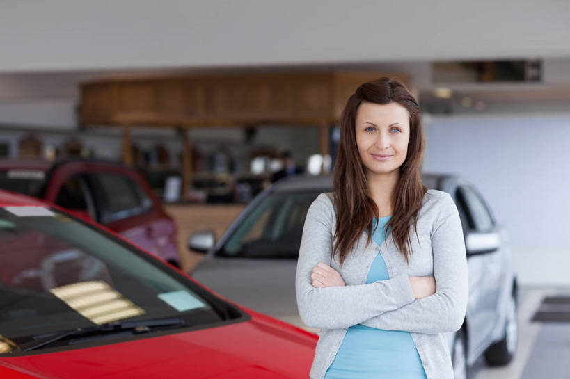 西方人,一个人,商店,站,笑,双手交叉,微笑,横图,室内,白天,正面,汽车,欧洲,欧洲人,仅一个年轻女性,仅一个女性,仅一个人,阴影,服装,反射,影子,注视,休闲装,商铺,顾客,车,衣服,交通工具,轿车,观察,看,站着,休闲,休闲服,服饰,观看,察看,双手抱胸,专卖店,关注,载具,汽车专卖店,4S店,市肆,商号,主顾,年轻女性,女人,女性,白种人,站立,半身,彩图,店铺