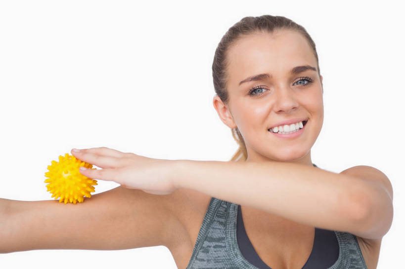 西方人,脸,头,脸颊,手,一个人,笑,微笑,露齿笑,横图,室内,特写,白天,白色背景,正面,按摩,欧洲,欧洲人,仅一个年轻女性,仅一个女性,仅一个人,握,服装,背心,拿,拿着,注视,肩膀,球,一个,衣服,黄色,观察,看,享受,健康,手部,按摩球,握着,保健,摄影,服饰,影棚,单个,观看,单手,察看,衣着,穿着,关注,指压,衣饰,年轻女性,女人,女性,白种人,头部,脸部,脸蛋,面部,半身,彩图,影棚拍摄,推拿,拍摄