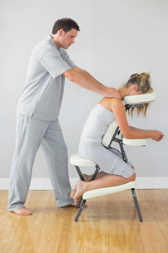 西方人,两个人,站,坐,竖图,室内,白天,侧面,按摩,地板,椅子,欧洲,欧洲人,阴影,服装,反射,影子,墙,地面,注视,休闲装,座椅,顾客,木地板,墙壁,墙面,衣服,观察,看,站着,享受,休闲,健康,休闲服,保健,服饰,观看,察看,关注,按摩椅,指压,主顾,男人,男性,年轻女性,女人,女性,中年男性,白种人,站立,坐着,彩图,全身,推拿