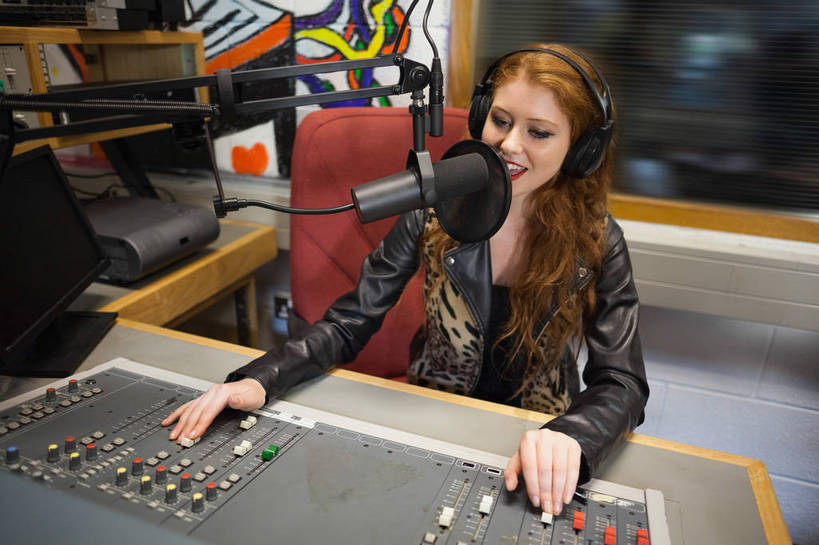 西方人,一个人,坐,笑,微笑,露齿笑,横图,室内,白天,正面,绘画,快乐,满意,幸福,窗户,欧洲,欧洲人,仅一个年轻女性,仅一个女性,仅一个人,握,阴影,服装,艺术,装饰,反射,影子,墙,音响,音乐,注视,休闲装,文化,娱乐,加工,玻璃窗,壁画,墙壁,墙面,衣服,耳机,话筒,观察,看,享受,休闲,休闲服,放松,握着,媒体,服饰,放大,观看,司仪,华丽,修饰,点缀,混合,察看,麦克风,舒适,播音,享乐,关注,扩音器,广播,调音台,播音员,宣传,分配,主持人,传声器,主持,衬托,美观,雅致,雅观,微音器,节目主持人,广播员,调音控制台,年轻女性,女人,女性,白种人,画画,坐着,半身,彩图