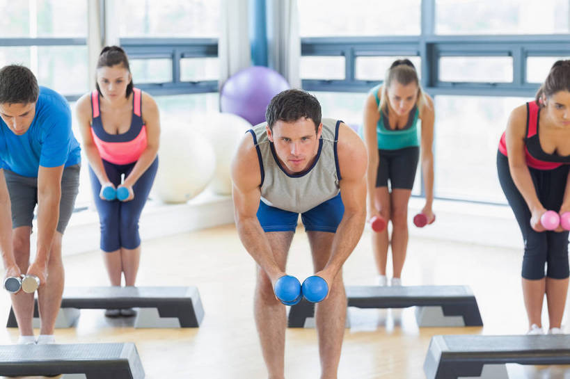 西方人,教师,健身房,栏杆,站,横图,室内,白天,正面,运动服,锻炼,运动,窗户,落地窗,哑铃,欧洲,欧洲人,五个人,弯腰,握,阴影,服装,朦胧,模糊,反射,背心,影子,围栏,许多人,音乐,拿,拿着,注视,娱乐,运动器械,护栏,玻璃窗,衣服,观察,看,站着,一群人,健身器械,健身球,握着,服饰,观看,瑜伽球,察看,衣着,穿着,关注,健身器材,踏板,踏板操,弯身,衣饰,教员,体育,男人,男性,年轻男性,年轻女性,女人,女性,中年男性,白种人,老师,站立,半身,彩图,健身,舞蹈,健身馆,集体操,健美操,有氧踏板操,先生,运动器材,运动装