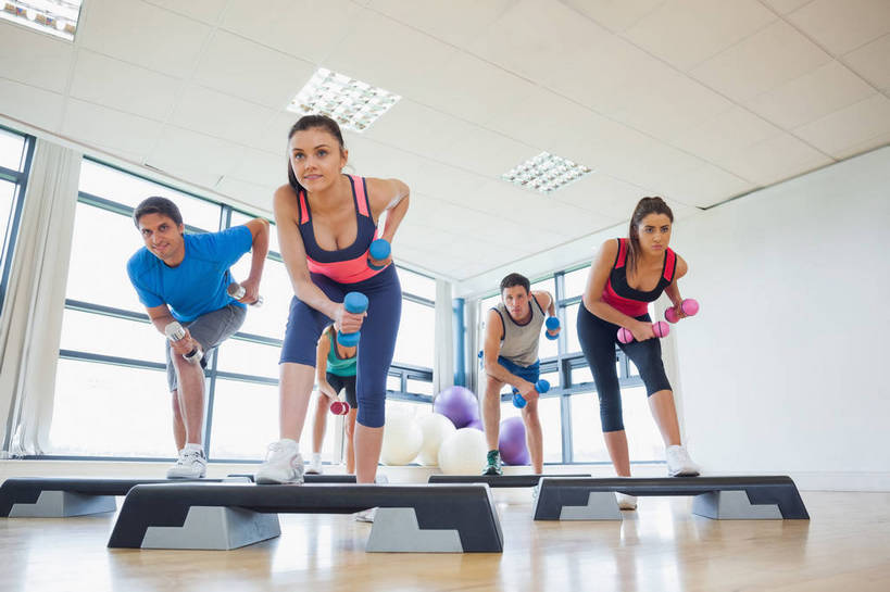 西方人,教师,健身房,栏杆,站,横图,室内,白天,仰视,运动服,锻炼,运动,窗户,落地窗,哑铃,欧洲,欧洲人,五个人,弯腰,握,阴影,服装,朦胧,模糊,反射,背心,影子,围栏,许多人,音乐,拿,拿着,注视,娱乐,运动器械,踩,护栏,玻璃窗,衣服,红色,蓝色,紫色,踩着,观察,看,站着,一群人,健身器械,健身球,握着,服饰,观看,踮,瑜伽球,察看,衣着,穿着,关注,健身器材,踏板,踏板操,弯身,踮着,衣饰,教员,体育,男人,男性,年轻男性,年轻女性,女人,女性,中年男性,白种人,老师,站立,彩图,低角度拍摄,全身,健身,舞蹈,健身馆,集体操,健美操,有氧踏板操,先生,运动器材,运动装