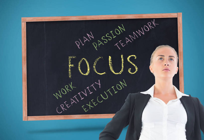 西方人,一个人,无人,商务人士,商务女性,站,横图,室内,白天,正面,数码,科技,欧洲,欧洲人,仅一个年轻女性,仅一个女性,仅一个人,一排,阴影,蓝色背景,套装,整齐,反射,网络,英文,笔,标志,工具,文字,影子,字符,字母,高光,几何,计算机图形,合成,注视,标识,手叉腰,排列,黑色,粉笔,学习用品,黑板,叉腰,观察,看,站着,教学,观看,英文字母,文具用品,电脑合成图,数码合成图,察看,双手叉腰,合成图,队列,关注,商务装,工薪阶层,写实,具体,具象,耐磨,白垩,教学黑板,年轻女性,女人,女性,白种人,白领,上班族,抬头,仰头,站立,半身,彩图,彩色粉笔