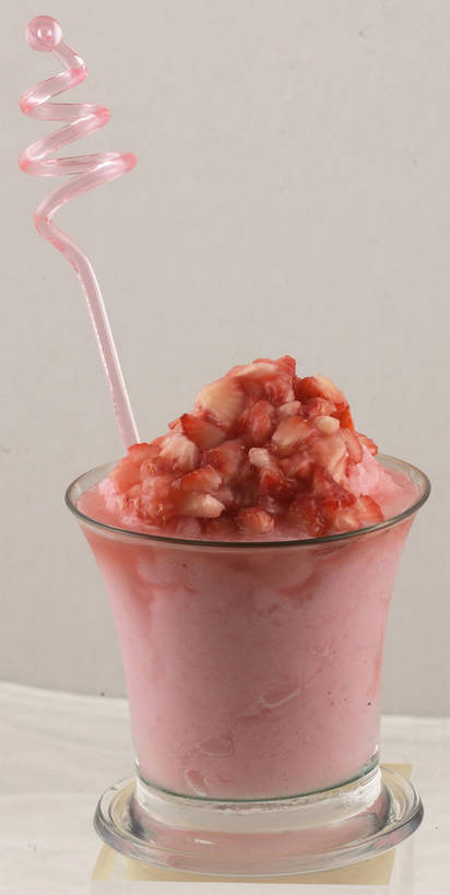 无人,竖图,室内,特写,白天,正面,餐桌,桌子,草莓,浆果,杯子,水果,一把,一堆,阴影,堆叠,堆积,灰色背景,新鲜,反射,颗粒,影子,勺子,塑料,生食,食品,冰激凌,果实,清凉,玻璃制品,食物,一个,粉色,红色,水杯,塑料制品,调羹,汤匙,冷饮,舒服,冰淇淋,草莓冰淇淋,摄影,有机食品,绿色食品,影棚,单个,餐台,堆,解暑,解渴,摄影棚,雪糕,舒爽,冰糕,消暑,螺旋状,玻璃杯,洋莓,水果皇后,红莓,地莓,彩图,影棚拍摄,螺旋形,螺旋形状,螺旋型,拍摄,shjb1