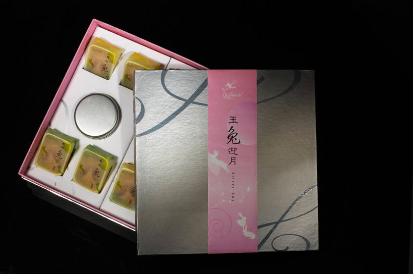 点心,月饼,无人,横图,俯视,室内,特写,白天,餐桌,桌子,中秋节,一排,许多,阴影,黑色背景,节日,庆祝,整齐,并列,并排,反射,标志,文字,影子,纸盒,字符,料理,食品,面点,很多,文化,标识,美食,盒子,食物,糕点,排列,一个,包装盒,容器,打开,庆典,中式,汉字,摄影,影棚,单个,餐台,纪念,储藏,开启,储存,队列,中文,摄影棚,平行,中秋,国文,华文,宫饼,胡饼,团圆饼,小饼,月团,彩图,高角度拍摄,影棚拍摄,拍摄,八月会,八月节,拜月节,端正月,秋节,团圆节,月节,月夕,贮存,shjb1