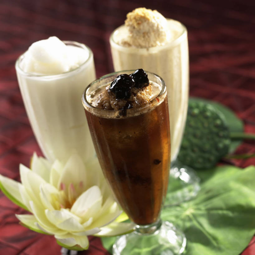 无人,方图,俯视,室内,特写,白天,纯洁,餐桌,桌子,莲花,杯子,叶子,阴影,朦胧,模糊,盛开,反射,布料,影子,冰,荷叶,冰沙,三杯,清凉,花蕾,布纹,冷冻,酸梅,玻璃制品,桌布,花,花瓣,花朵,鲜花,三个,一朵,餐巾,水杯,台布,冷饮,花苞,花蕊,舒服,寒冷,莲蓬,冷藏,餐台,莲蓬子,莲子肉,解暑,富贵,神圣,解渴,乌梅,梅子,舒爽,纯净,莲叶,消暑,六月花神,正直,保鲜,果梅,鞭蕖,鞭蓉,芙蕖,菡萏,荷花,六月春,藕花,水旦,水芙蓉,水华,水芸,溪客,叶,叶片,玻璃杯,餐桌布,彩图,高角度拍摄,沐昔,思沐昔,乌梅冰沙,桔梅肉,熏梅,shjb1