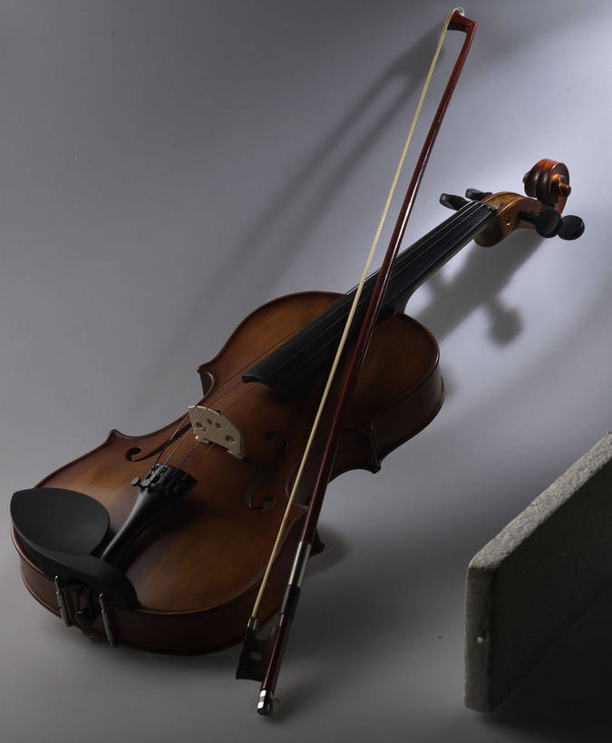 无人,竖图,俯视,室内,特写,白天,静物,一把,阴影,灰色背景,反射,木制,影子,褐色,乐器,弦乐器,小提琴,木制品,摄影,影棚,摄影棚,弓拉弦乐器,弓拉弦鸣乐器,彩图,高角度拍摄,影棚拍摄,拍摄,shjb1