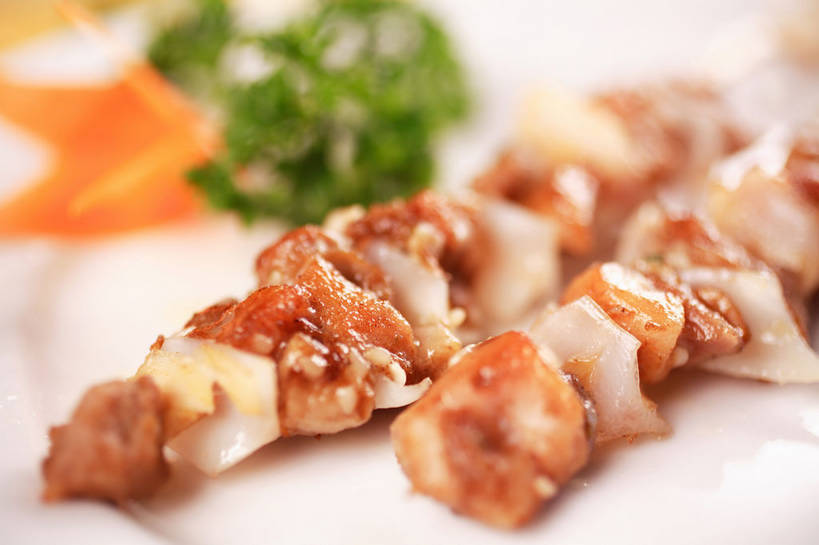 无人,横图,俯视,室内,特写,白天,烹饪,烧烤,餐桌,桌子,芹菜,蔬菜,餐具,叶子,两根,阴影,朦胧,模糊,新鲜,反射,碟子,盘,影子,料理,食品,绿叶,烤肉,菜肴,美食,食物,一个,白色,盘子,碟,嫩叶,佳肴,有机食品,绿色食品,荷兰芹,欧芹,香芹,单个,餐台,配菜,法香,巴西利,洋香菜,洋芫荽,法国香菜,旱芹菜,番荽,叶,叶片,彩图,高角度拍摄,烤肉串,shjb1