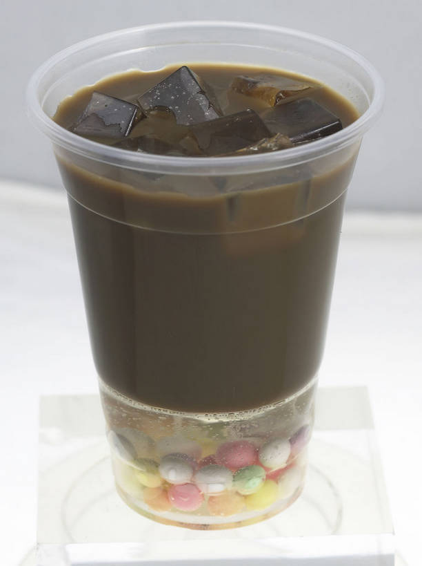 点心,无人,竖图,俯视,室内,特写,白天,餐桌,桌子,杯子,一堆,许多,堆叠,堆积,灰色背景,塑料,冰,冰块,食品,甜点,甜品,褐色,饮品,很多,一杯,冷冻,食物,饮料,容器,塑料制品,甜食,寒冷,摄影,影棚,冷藏,餐台,储藏,堆,冰冷,储存,可口,摄影棚,保鲜,适口,彩图,高角度拍摄,影棚拍摄,拍摄,贮存,粉圆,珍珠粉圆,shjb1