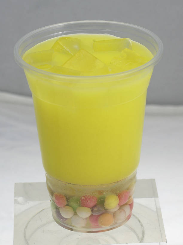 点心,无人,竖图,俯视,室内,特写,白天,餐桌,桌子,杯子,一堆,许多,堆叠,堆积,灰色背景,塑料,冰,冰块,食品,甜点,甜品,饮品,很多,一杯,冷冻,食物,饮料,黄色,容器,塑料制品,甜食,寒冷,摄影,影棚,冷藏,餐台,储藏,堆,冰冷,储存,可口,摄影棚,保鲜,适口,彩图,高角度拍摄,影棚拍摄,拍摄,贮存,粉圆,珍珠粉圆,shjb1