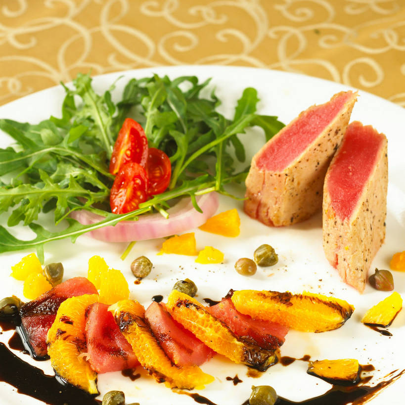 无人,方图,俯视,室内,特写,白天,烹饪,西餐,餐桌,桌子,柑橘,橄榄,蔬菜,西红柿,小番茄,餐具,水果,新鲜,布料,碟子,盘,陶瓷,调料,酱料,酱汁,肉,生食,佐料,料理,食品,果实,陶瓷制品,调味品,调味料,布纹,蔬果,酱,菜肴,美食,肉类,桌布,食物,白色,盘子,餐巾,碟,台布,西式,佳肴,有机食品,绿色食品,餐台,肉食,芝麻菜,德国芥菜,火箭生莱,芸芥,芝麻叶,紫花南芥,柑桔,小西红柿,樱桃小番茄,珍珠小番茄,青果,橘子,桔子,白榄,樱桃番茄,圣女果,番茄,餐桌布,彩图,高角度拍摄,大红蜜橘,大红袍,红橘,黄橘,宽皮橘,火箭菜,shjb1