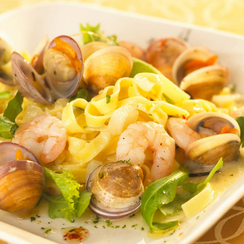 面食,面条,意大利面,无人,方图,俯视,室内,特写,白天,西餐,餐桌,桌子,蔬菜,餐具,一堆,许多,堆叠,堆积,条纹,新鲜,布料,碟子,盘,陶瓷,调味,面,肉,香料,佐料,料理,食品,陶瓷制品,很多,布纹,蛤蜊,肉类,桌布,食物,白色,盘子,餐巾,碟,台布,蛤,西式,有机食品,绿色食品,餐台,堆,虾肉,配料,肉食,意粉,芝麻菜,意面,蛤仔,作料,德国芥菜,火箭生莱,芸芥,芝麻叶,紫花南芥,餐桌布,彩图,高角度拍摄,火箭菜,shjb1