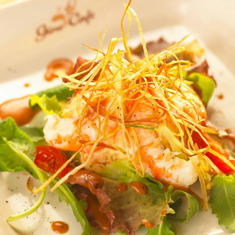 海鲜,无人,方图,俯视,室内,特写,白天,餐桌,桌子,蔬菜,西红柿,小番茄,餐具,一堆,许多,堆叠,堆积,新鲜,碟子,盘,陶瓷,肉,生食,沙拉,食品,陶瓷制品,很多,色拉,水产,沙律,肉类,食物,盘子,碟,有机食品,绿色食品,餐台,色拉酱,堆,虾肉,海产品,千岛酱,肉食,芝麻菜,德国芥菜,火箭生莱,芸芥,芝麻叶,紫花南芥,小西红柿,樱桃小番茄,珍珠小番茄,樱桃番茄,圣女果,番茄,彩图,高角度拍摄,海鲜沙拉,火箭菜,海鲜色拉,shjb1