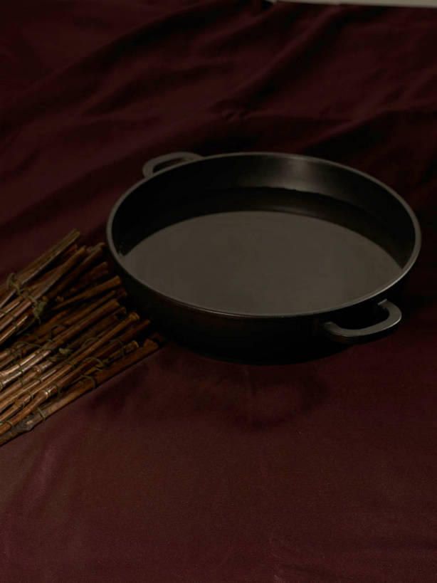 无人,竖图,俯视,室内,特写,白天,烹饪,餐桌,桌子,厨具,一堆,许多,阴影,堆叠,堆积,反射,布料,锅子,石锅,影子,茎,很多,布纹,锅,桌布,一个,红色,黑色,餐巾,台布,单个,餐台,锅具,堆,烹饪用具,烹调用具,餐桌布,烹调,彩图,高角度拍摄,shjb1