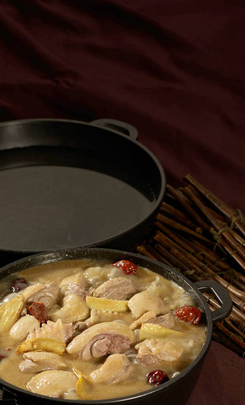无人,竖图,俯视,室内,特写,白天,烹饪,中餐,餐桌,桌子,厨具,一堆,许多,阴影,堆叠,堆积,反射,布料,锅子,石锅,影子,鸡肉,肉,料理,食品,茎,很多,布纹,锅,菜肴,美食,肉类,桌布,食物,两个,黄色,红色,黑色,餐巾,台布,中式,枣,红枣,佳肴,餐台,锅具,中华料理,堆,枣子,肉食,烹饪用具,大枣,烹调用具,餐桌布,烹调,彩图,高角度拍摄,shjb1,大枣炖鸡