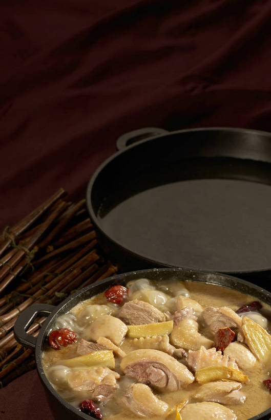 无人,竖图,俯视,室内,特写,白天,烹饪,中餐,餐桌,桌子,厨具,一堆,许多,阴影,堆叠,堆积,反射,布料,锅子,石锅,影子,鸡肉,肉,料理,食品,茎,很多,布纹,锅,菜肴,美食,肉类,桌布,食物,两个,黄色,红色,黑色,餐巾,台布,中式,枣,红枣,佳肴,餐台,锅具,中华料理,堆,枣子,肉食,烹饪用具,大枣,烹调用具,餐桌布,烹调,彩图,高角度拍摄,shjb1,大枣炖鸡