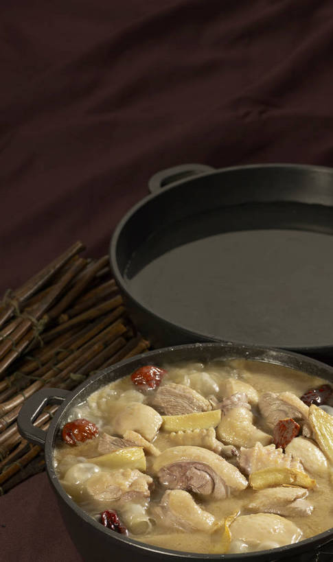 无人,竖图,俯视,室内,特写,白天,烹饪,中餐,餐桌,桌子,厨具,一堆,许多,阴影,堆叠,堆积,反射,布料,锅子,石锅,影子,鸡肉,肉,料理,食品,茎,很多,布纹,锅,菜肴,美食,肉类,桌布,食物,两个,黄色,红色,黑色,餐巾,台布,中式,枣,红枣,佳肴,餐台,锅具,中华料理,堆,枣子,肉食,烹饪用具,大枣,烹调用具,餐桌布,烹调,彩图,高角度拍摄,shjb1,大枣炖鸡