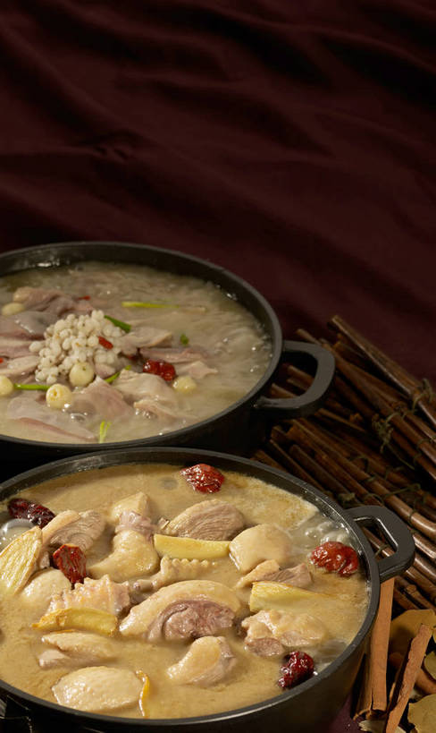 内脏,无人,竖图,俯视,室内,特写,白天,烹饪,中餐,植物,餐桌,桌子,厨具,一堆,许多,阴影,堆叠,堆积,反射,锅子,石锅,影子,莲子,调味,鸡肉,肉,香料,佐料,料理,食品,茎,果实,草药,药草,肉桂,很多,锅,猪肉,猪肚,菜肴,美食,肉类,中药,食物,两个,黄色,红色,黑色,中式,枣,红枣,佳肴,餐台,锅具,中华料理,堆,枸杞子,枸杞,配料,草本,枣子,药材,中草药,肉食,桂皮,薏米,烹饪用具,月桂叶,香叶,豚肉,中药材,本草,薏仁,作料,官桂,牡桂,筒桂,香桂,玉桂,莲米,莲肉,莲实,天竺桂,香桂叶,桂叶,苡米,苡仁,薏苡仁,苟起子,枸杞豆,枸杞果,血杞子,米仁,大枣,月桂,肚子,烹调用具,烹调,彩图,高角度拍摄,shjb1,大枣炖鸡