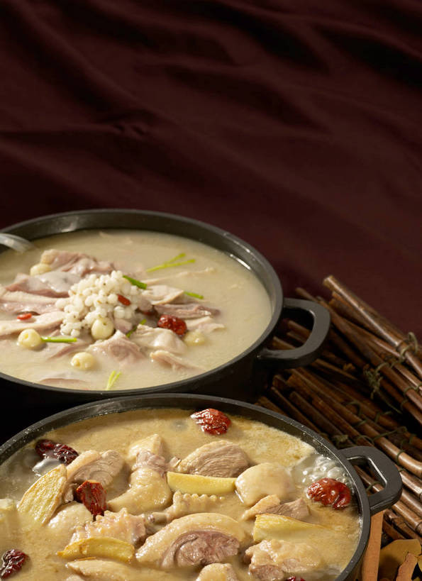 内脏,无人,竖图,俯视,室内,特写,白天,烹饪,中餐,植物,餐桌,桌子,厨具,一堆,许多,阴影,堆叠,堆积,反射,锅子,石锅,影子,莲子,调味,鸡肉,肉,香料,佐料,料理,食品,茎,果实,草药,药草,肉桂,很多,锅,猪肉,猪肚,菜肴,美食,肉类,中药,食物,两个,黄色,红色,黑色,中式,枣,红枣,佳肴,餐台,锅具,中华料理,堆,枸杞子,枸杞,配料,草本,枣子,药材,中草药,肉食,桂皮,薏米,烹饪用具,月桂叶,香叶,豚肉,中药材,本草,薏仁,作料,官桂,牡桂,筒桂,香桂,玉桂,莲米,莲肉,莲实,天竺桂,香桂叶,桂叶,苡米,苡仁,薏苡仁,苟起子,枸杞豆,枸杞果,血杞子,米仁,大枣,月桂,肚子,烹调用具,烹调,彩图,高角度拍摄,shjb1,大枣炖鸡