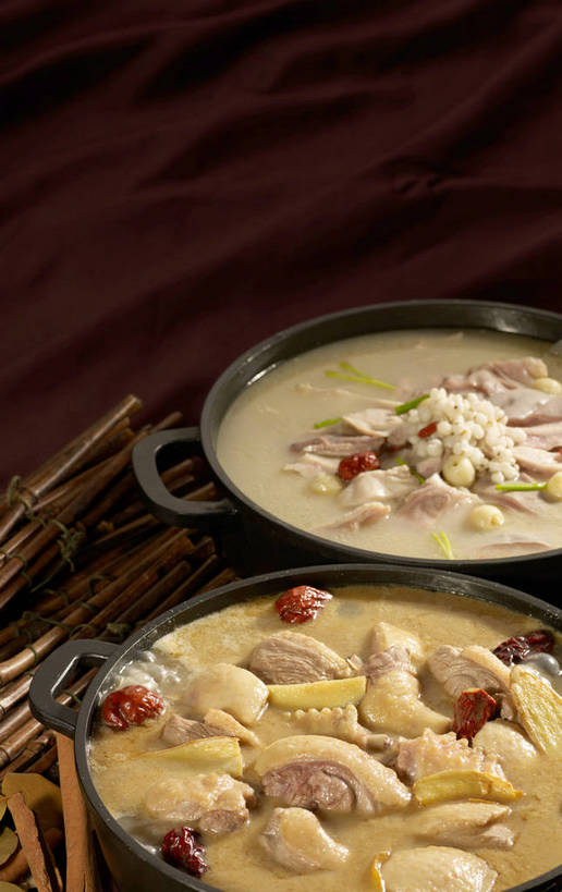 内脏,无人,竖图,俯视,室内,特写,白天,烹饪,中餐,植物,餐桌,桌子,厨具,一堆,许多,阴影,堆叠,堆积,反射,锅子,石锅,影子,莲子,调味,鸡肉,肉,香料,佐料,料理,食品,茎,果实,草药,药草,肉桂,很多,锅,猪肉,猪肚,菜肴,美食,肉类,中药,食物,两个,黄色,红色,黑色,中式,枣,红枣,佳肴,餐台,锅具,中华料理,堆,枸杞子,枸杞,配料,草本,枣子,药材,中草药,肉食,桂皮,薏米,烹饪用具,月桂叶,香叶,豚肉,中药材,本草,薏仁,作料,官桂,牡桂,筒桂,香桂,玉桂,莲米,莲肉,莲实,天竺桂,香桂叶,桂叶,苡米,苡仁,薏苡仁,苟起子,枸杞豆,枸杞果,血杞子,米仁,大枣,月桂,肚子,烹调用具,烹调,彩图,高角度拍摄,shjb1,大枣炖鸡