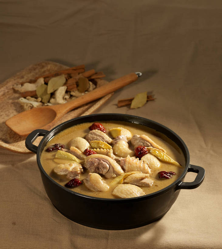 无人,竖图,俯视,室内,特写,白天,烹饪,中餐,餐桌,桌子,餐具,厨具,阴影,反射,木制,布料,碟子,锅子,盘,石锅,影子,勺子,调味,鸡肉,肉,香料,佐料,料理,食品,肉桂,布纹,锅,菜肴,美食,肉类,桌布,食物,三个,黄色,红色,盘子,餐巾,木制品,调羹,碟,台布,汤匙,中式,枣,红枣,佳肴,餐台,锅具,中华料理,配料,草本,枣子,肉食,桂皮,烹饪用具,月桂叶,香叶,作料,官桂,牡桂,筒桂,香桂,玉桂,天竺桂,香桂叶,桂叶,大枣,月桂,烹调用具,餐桌布,烹调,彩图,高角度拍摄,shjb1,大枣炖鸡