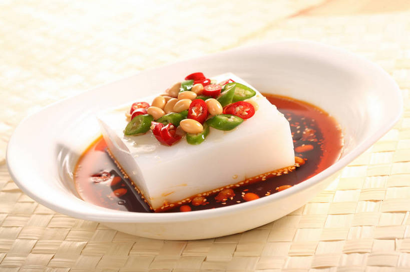 无人,横图,俯视,室内,特写,白天,烹饪,中餐,植物,餐桌,桌子,豆,大豆,辣椒,蔬菜,阴影,新鲜,反射,影子,陶瓷,豆类,豆子,毛豆,调料,酱料,酱汁,佐料,料理,食品,陶瓷制品,调味品,调味料,酱,菜肴,美食,食物,一个,黄色,红色,绿色,白色,容器,碗,中式,佳肴,有机食品,绿色食品,单个,餐台,中华料理,凉粉,储藏,储存,豆科,辣角,红海椒,大椒,辣虎,广椒,枝豆,辣子,黄豆,红辣椒,海椒,番椒,彩图,高角度拍摄,贮存,shjb1