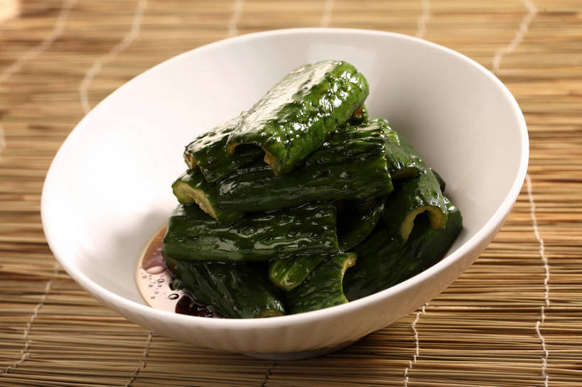 无人,横图,俯视,室内,特写,白天,烹饪,中餐,餐桌,桌子,黄瓜,蔬菜,一堆,许多,阴影,堆叠,堆积,竹制,新鲜,反射,影子,陶瓷,竹席,料理,食品,陶瓷制品,很多,冷盘,凉拌黄瓜,菜肴,美食,食物,一个,绿色,白色,容器,碗,中式,冷菜,凉菜,佳肴,有机食品,绿色食品,单个,餐台,中华料理,储藏,堆,竹制品,储存,青瓜,胡瓜,彩图,高角度拍摄,贮存,shjb1